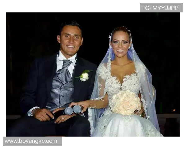 美女与足球明星亲密拥抱瞬间展现甜蜜爱情与运动激情的完美结合